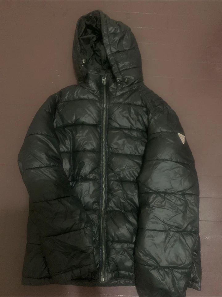 Jaqueta de inverno masculina GUESS preta com capuz acolchoada - Tamanho grande - Imagem 2 de 3