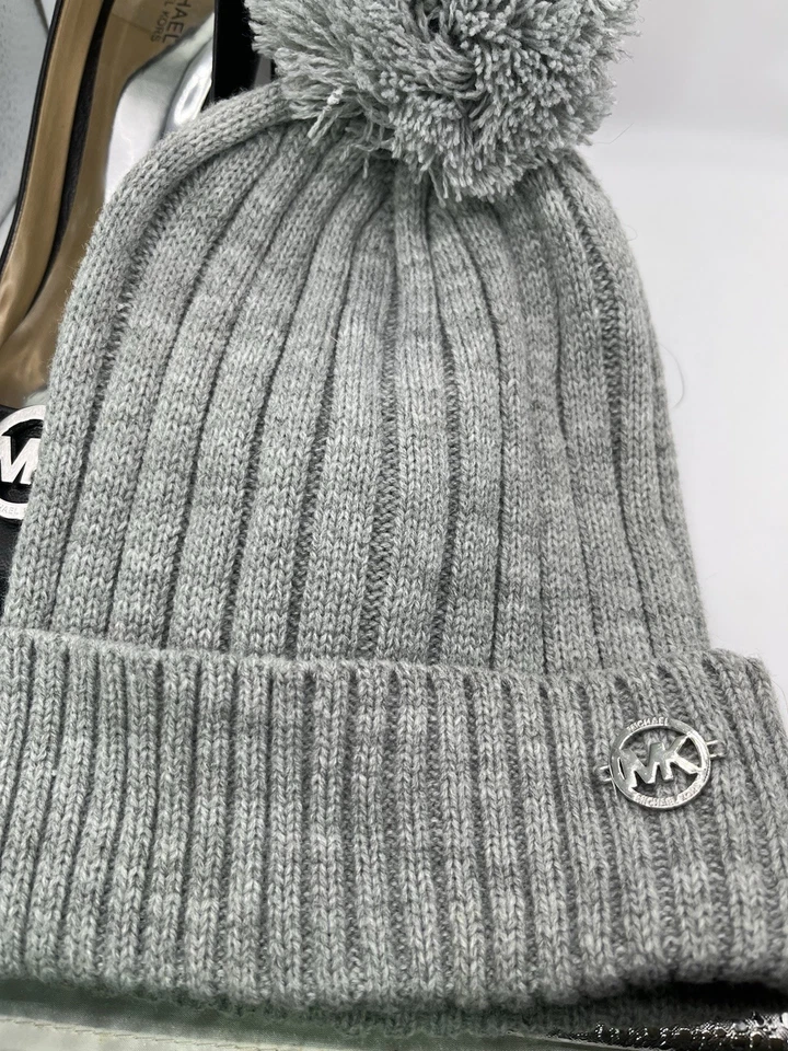 Zapatos de salón/tacones negros Michael Kors con logotipo plateado punta redonda talla 9 + gorro gris pompón Foto 2 de 4