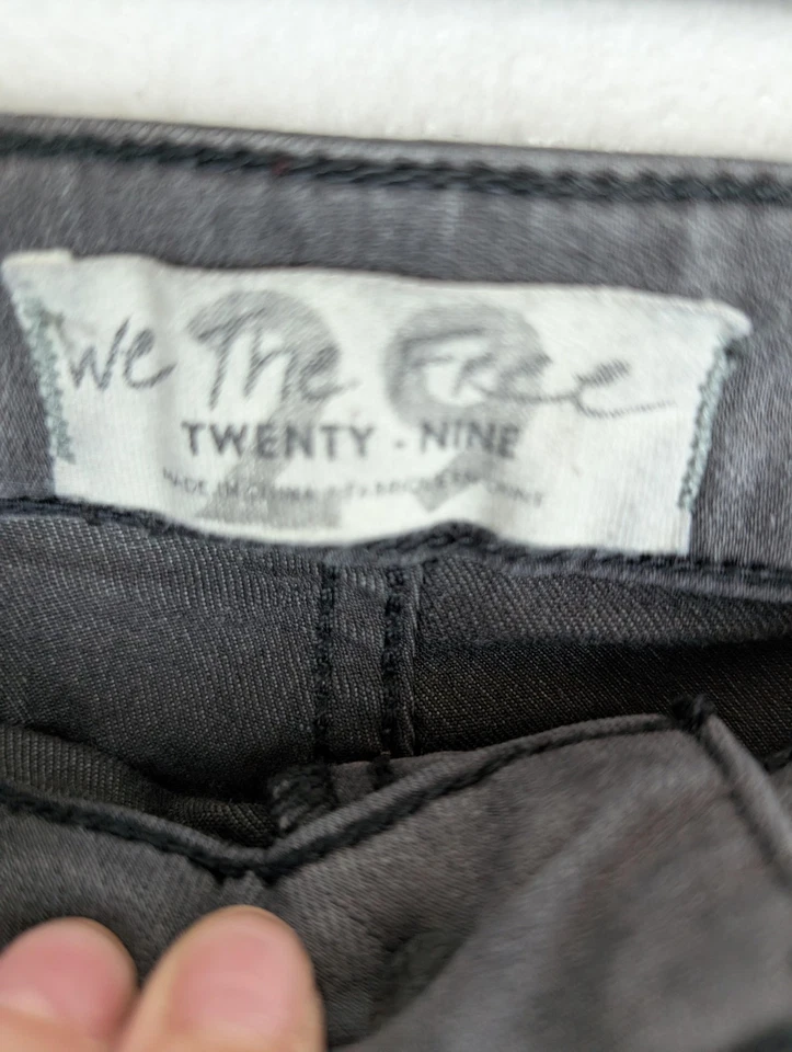 Pantalones de mezclilla We The Free para mujer 29 gris acampanado desgastado dobladillo crudo tiro alto boho grunge Foto 4 de 4