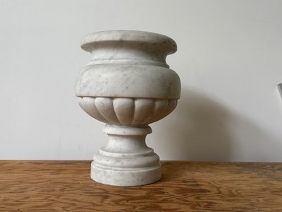 Italienische Marmorurne massiv weiß Carrara Marmor geschnitzt Vase Marmor Kerzenhalter