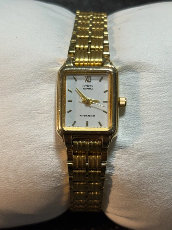 Reloj pulsera Citizen Tank vintage de cuarzo rectangular tono dorado para mujer Foto 3 de 4