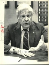 1986 Press Photo Encon Commissioner Henry Williams speaks in conference room