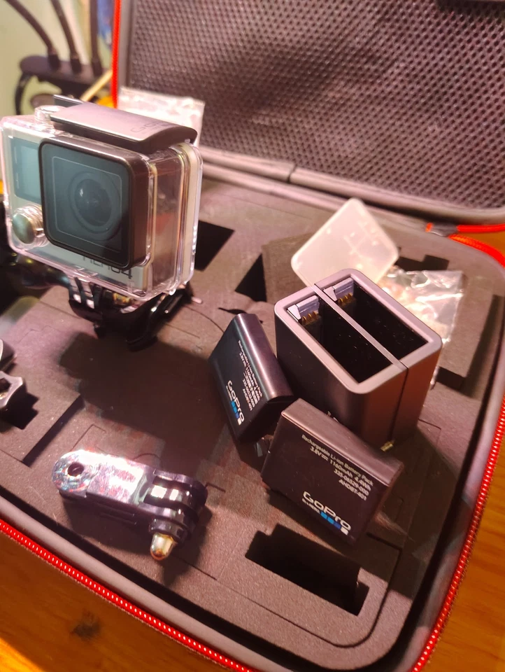 Cámara de acción GoPro HERO4 con estuche impermeable y accesorios Foto 2 de 4