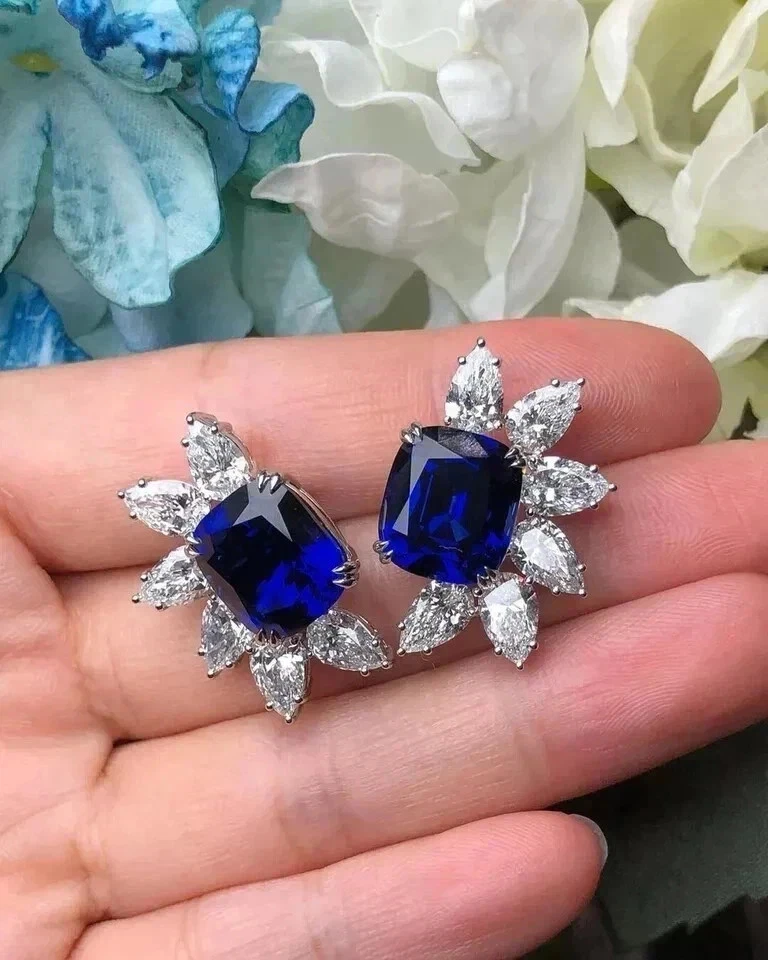 Pendiente de zafiro azul simulado corte cojín de 5,00 quilates chapado en oro blanco de 14 k Foto 4 de 4