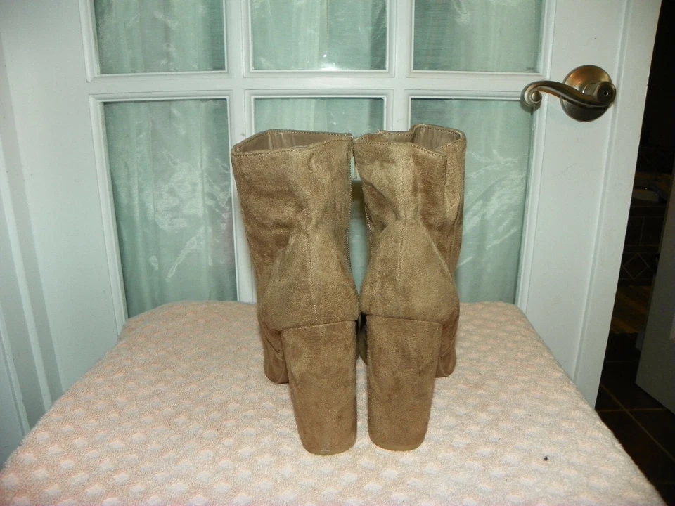 Botín Wild Diva de gamuza topo punta abierta bloque tacón alto cremallera lateral para mujer talla 7 M Foto 4 de 4