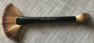 Eve Pearl Brush #204 - MicroSilk Dual Fan Highlighter Brush - New
