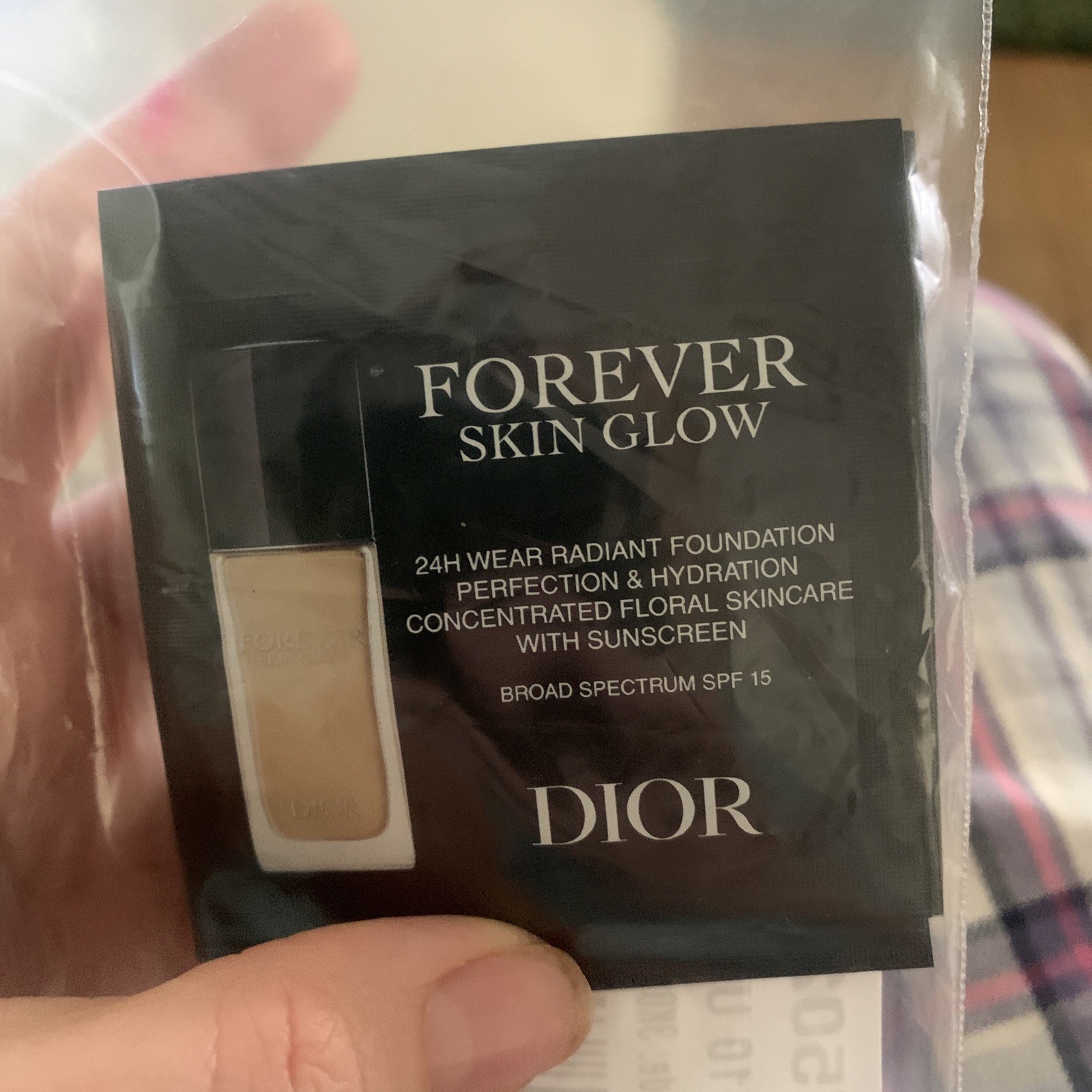 Dior Forever Skin Glow Foundation in 2WO Warm Olive with 20 Sample Packs-image