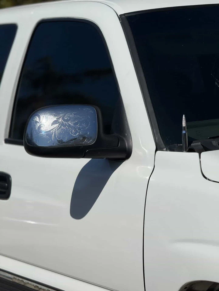 Tapas de espejos retrovisores grabadas para Chevy y GMC Foto 2 de 2