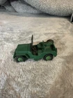 DINKY 25Y 'WILLYS UNIVERSAL JEEP' GREEN, MAROON HUBS. COMPLETE. VINTAGE. GOOD.