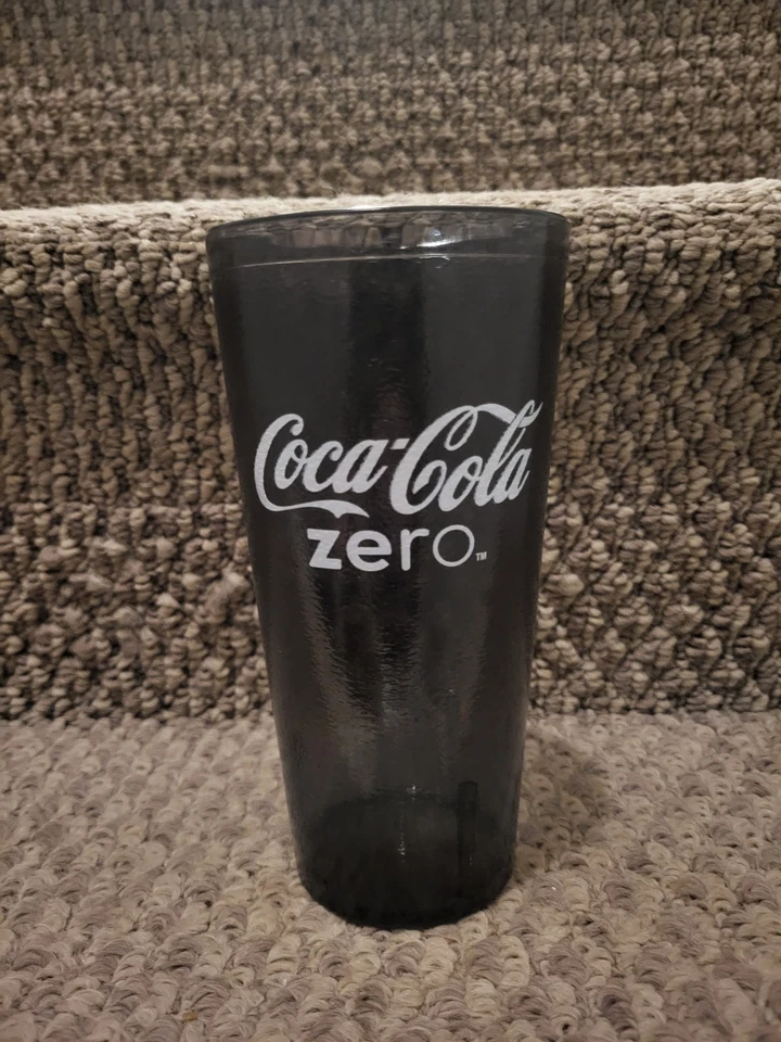 "Lote de 4 vasos de plástico grises para restaurante Coca-Cola Zero de 7"" de alto 24 oz" Foto 2 de 3