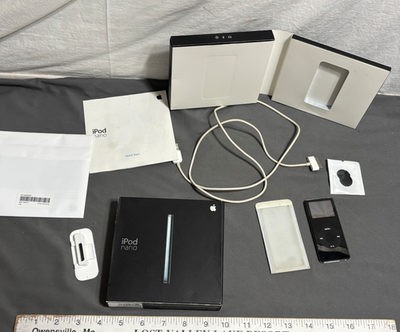 A1137 Vintage iPOD NANO 4gb Black BUNDLE box cord papers PA107LL/A