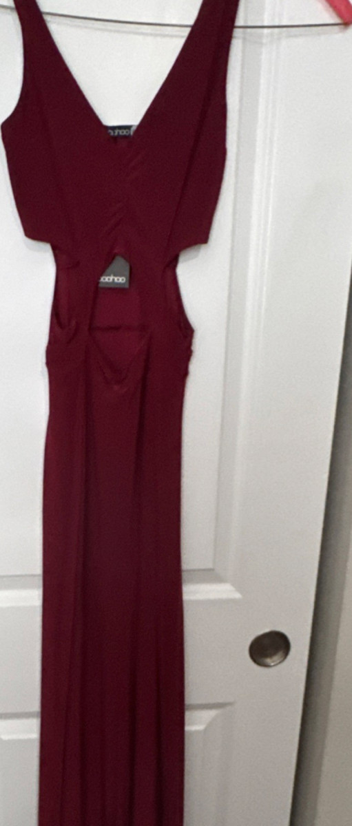 boohoo burgundy dress NIGHT Maxi Sleeveless V-Neck Long Regular US 4 Women's Summer Cocktail Effortless, edgy and timeless🖤 Shoe Size:UK 8 - EU 41 - US 10 draped over one shoulder
