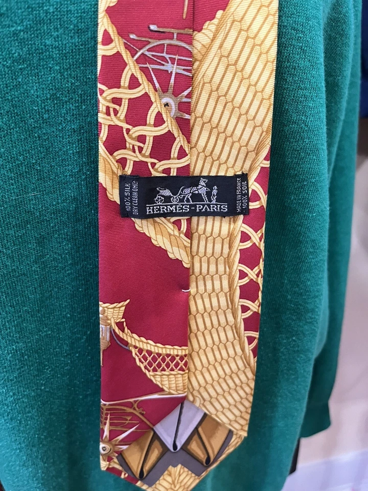 Corbata HERMÈS Rara 100% Seda Carro de Caballos Personas Cadena de Bicicleta Rojo Amarillo Foto 4 de 4