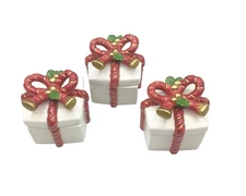LOT OF 4 FITZ & FLOYD  WHITE LIDDED TRINKET BOX WITH RED & GOLD BOW AND HOLLY   