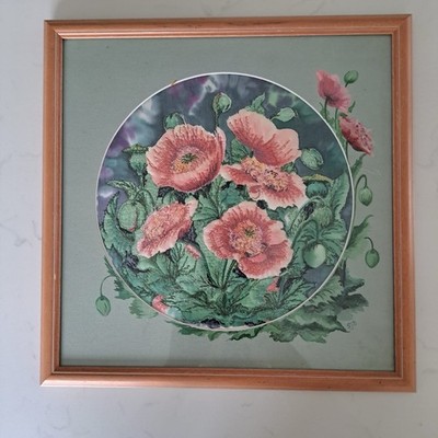 Vintage handgesticktes Blumen Mohn Mohn Bild mit bemalter Halterung
