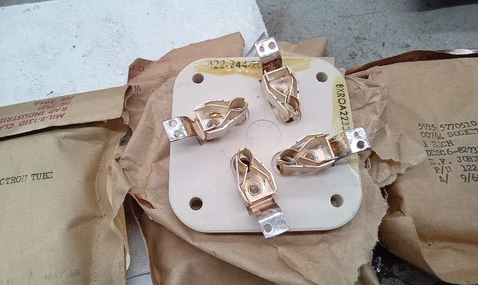 (3) Enchufes de tubo de 4 pines NOS E.F.Johnson SUPER JUMBO para 8008 / A4-15 / Foto 4 de 4