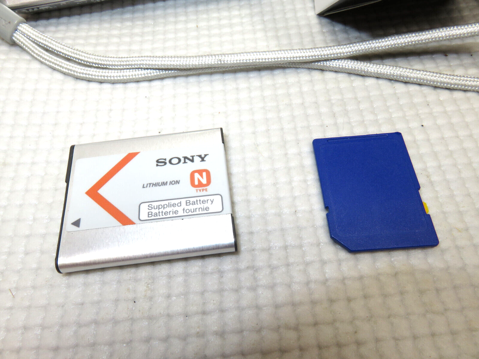 SONY DSCW830 Cybershot Digital Camera 20.1MP Zeiss Charger Case