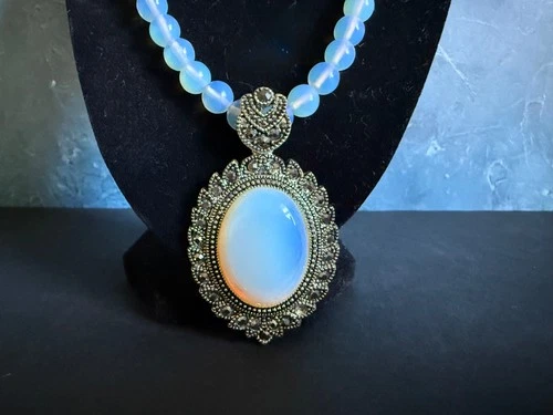 VINTAGE COSTUME JEWELRY NECKLACE SKY BLUE TRANSLUCENT GLASS BEADS W/ MARCASITE