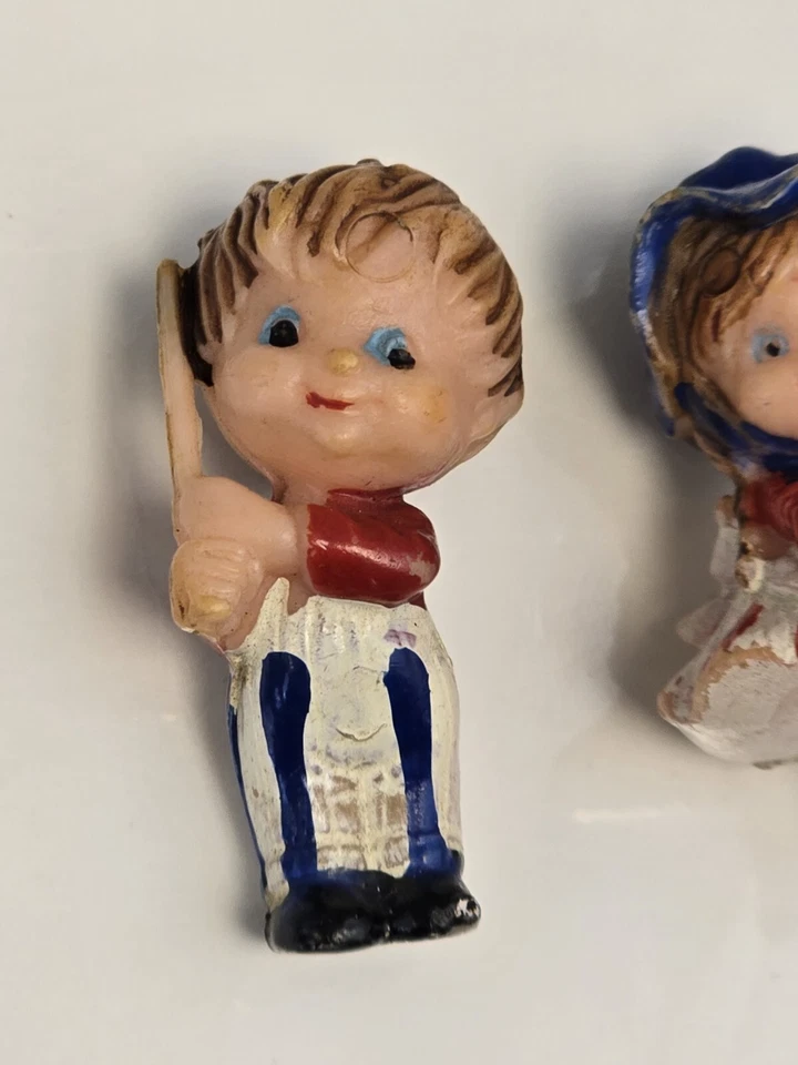 Gorro de béisbol vintage de regalo de baby shower para pasteles de plástico para niñas y niños de 1,5" Foto 3 de 4