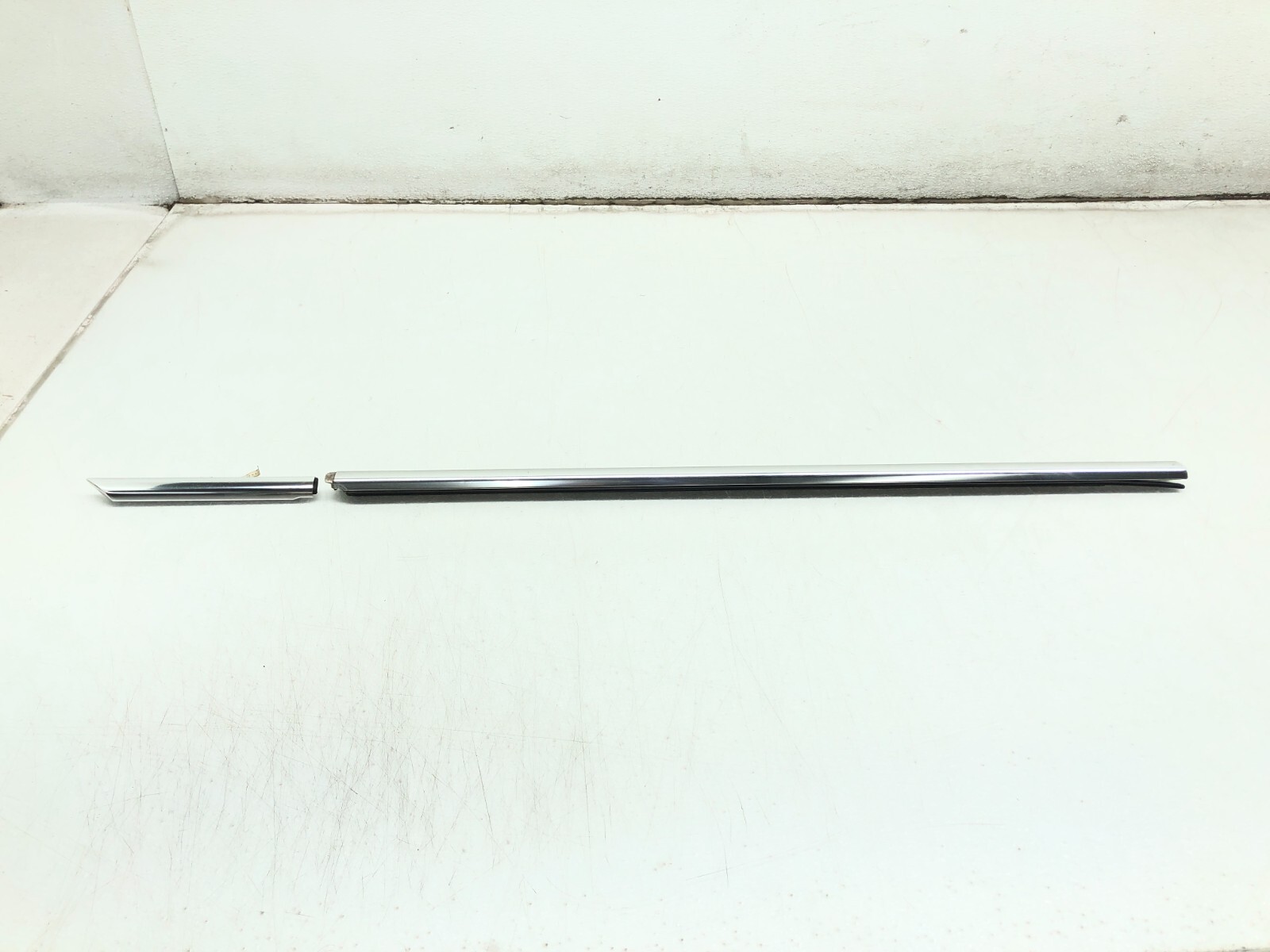 2014-2020 MASERATI QUATTROPORTE RIGHT PASS FRONT DOOR WINDOW BELT MOLDING TRIM