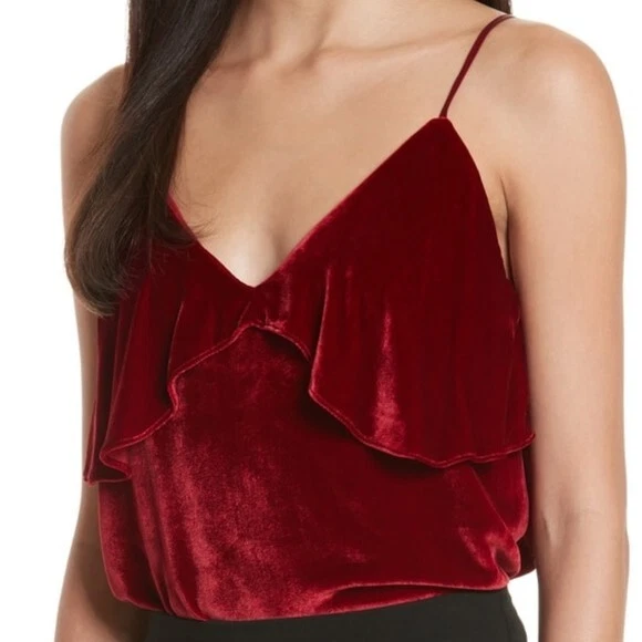 Camiseta sin mangas ALICE + OLIVIA $235 terciopelo rojo liso con volantes Vanessa Cami talla mediana Foto 2 de 4