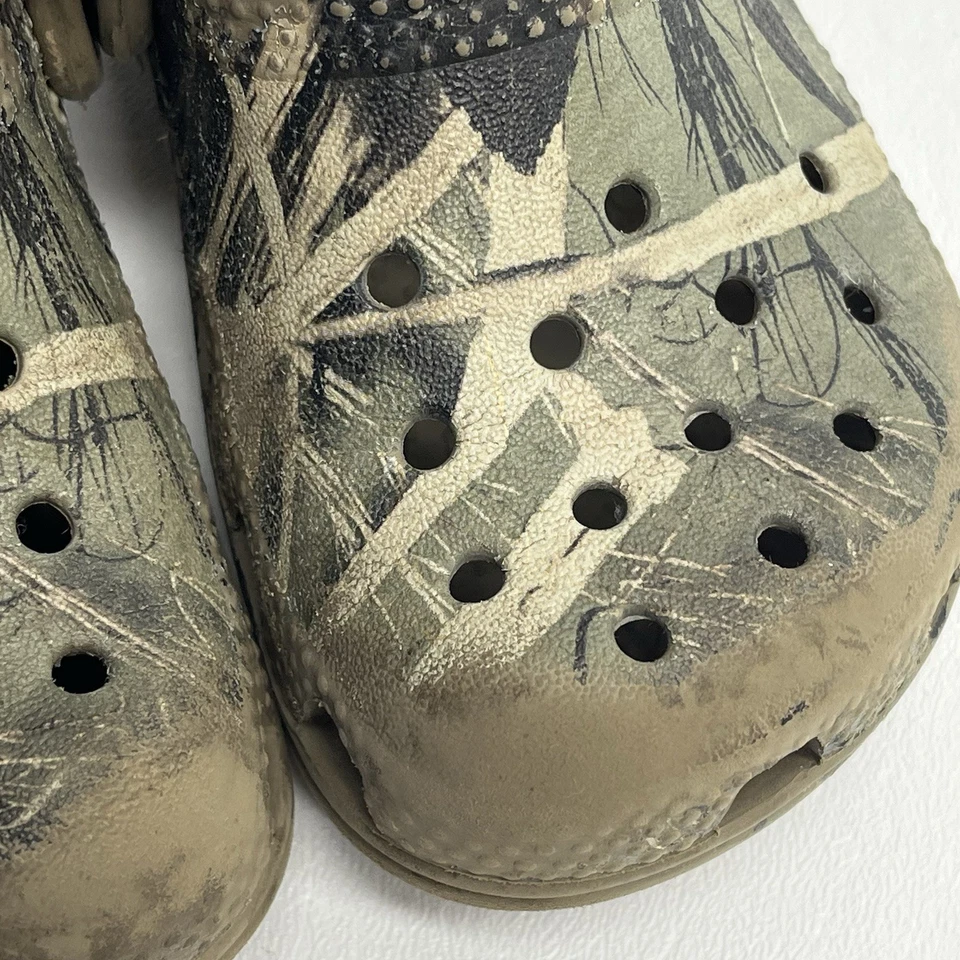 Zuecos de goma Crocs clásicos de camuflaje Realtree verde/bronceado talla C6 para niños Foto 3 de 4