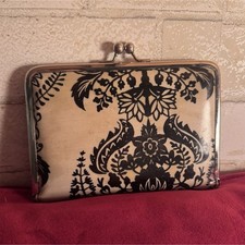 Women s Beige Black Floral Kisslock Frame Wal...
