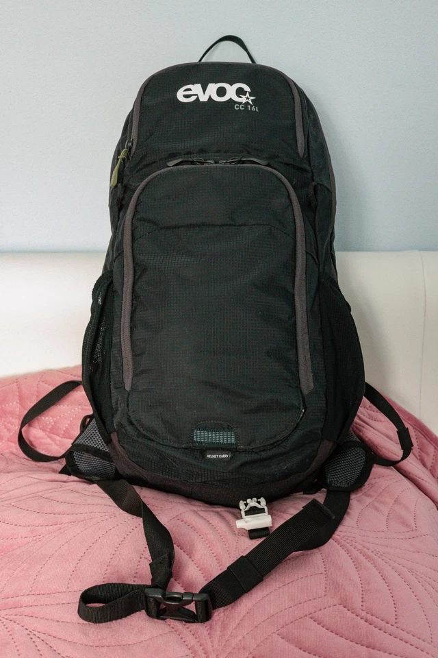 EVOC CC 16L Schwarz – Leichter Fahrradrucksack mit Trinksystem-Kompatibilität