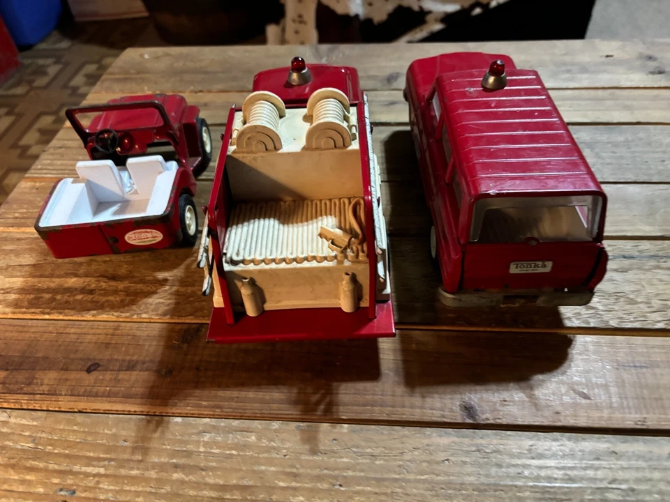 Mini Tonka 1966  Fire Jeep Set, Chief Wagoneer, Gladiator Engine, Utility CJ 5 - Image 3 of 4