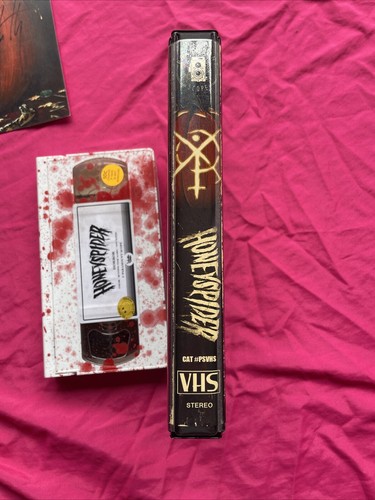 Honeyspider VHS 27/100 BLOOD SPLATTER Variant SIGNED ONE SHEET horror Halloween - Picture 6 of 7