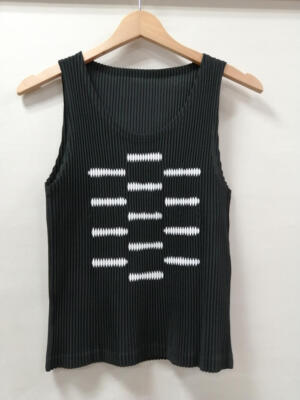 ISSEY MIYAKE ブラック タンクトップ Pleats Please Issey Miyake Pleated Shell Tank | Saks Fifth