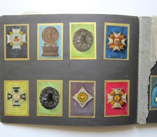 ZIGARETTENBILDER Album Orden Ehrenzeichen Uniformen Seekrieg Schlachtschiff alt