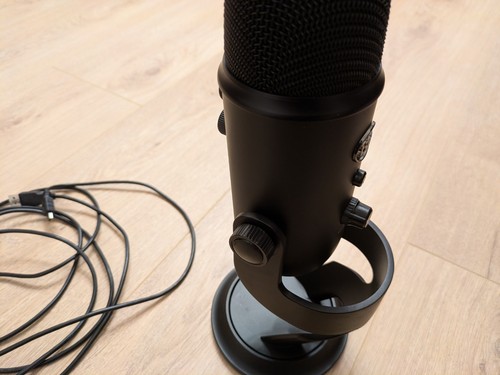 Blue Yeti USB Streaming / Podcast / Gaming Stereo Microphone – Black - Picture 11 of 11