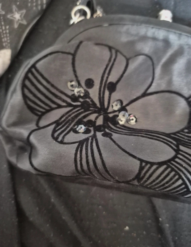 Bolso clutch FCUK negro satinado con detalle de terciopelo y lentejuelas, sin correa Foto 2 de 4