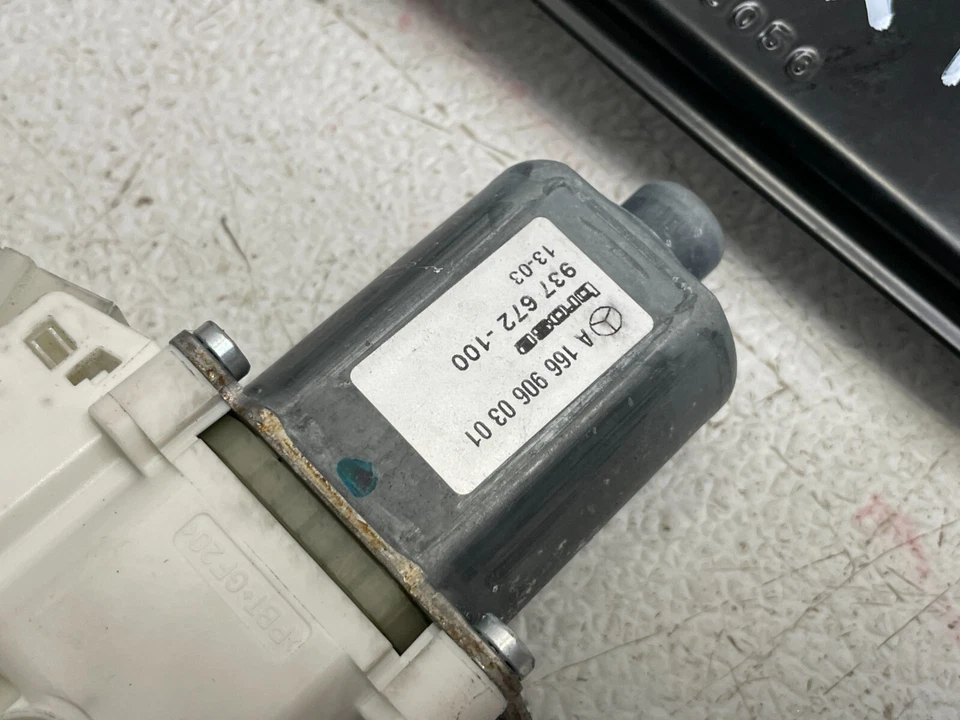 13-16 Mercedes Benz GL450 GL550 Front Right Window Regulator W/Motor 1424 OEM - Image 4 of 4