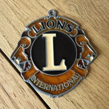 Ancien ornement pare soleil style plastique vitrail Lions International 3,5"