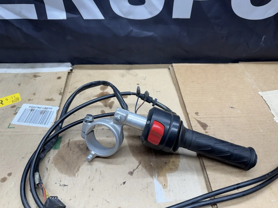 Suzuki GSXR600 GSXR750 2006 2007 clip derecho en el manillar 56111-01H00 Foto 2 de 4