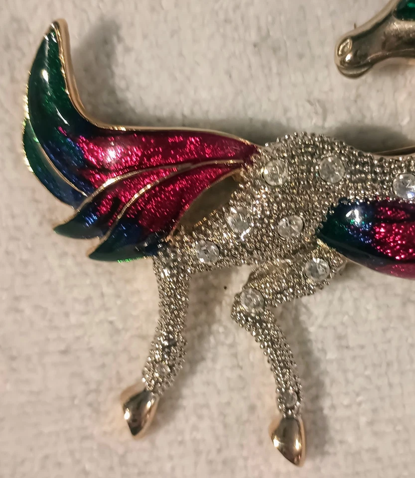Broche caballo esmalte diamante de gran tamaño en metal chapado en rodio Foto 4 de 4