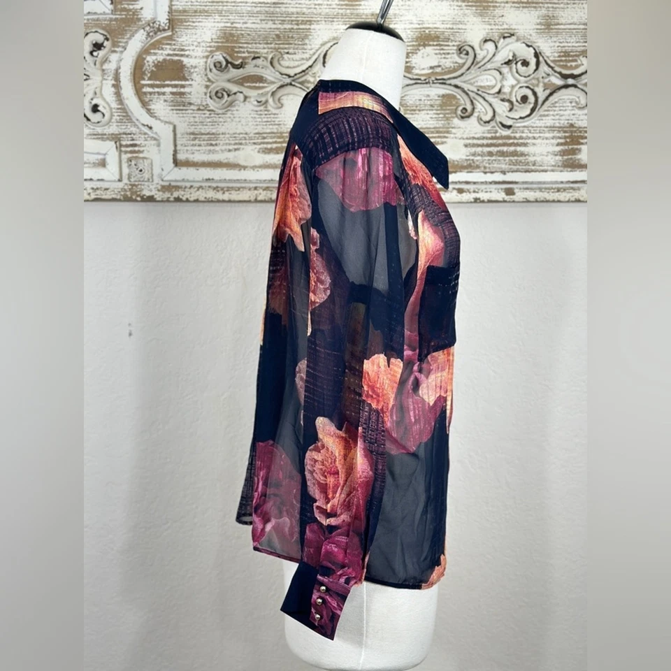 Blusa de gasa azul oscuro transparente floral Robert Rogriguez talla grande Foto 4 de 4