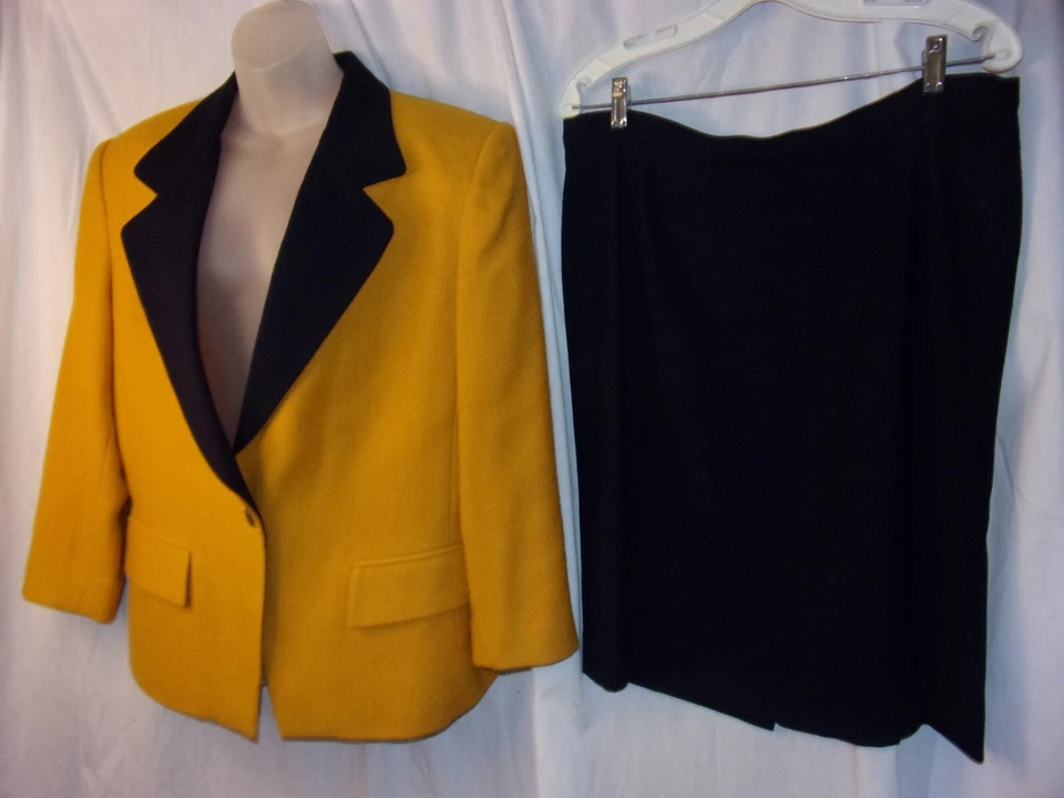 Vintage Albert Nippon Suits Gold & Black 3 Pcs Skirt Suit 14  JAcket Skirt Vest - Image 3 of 4