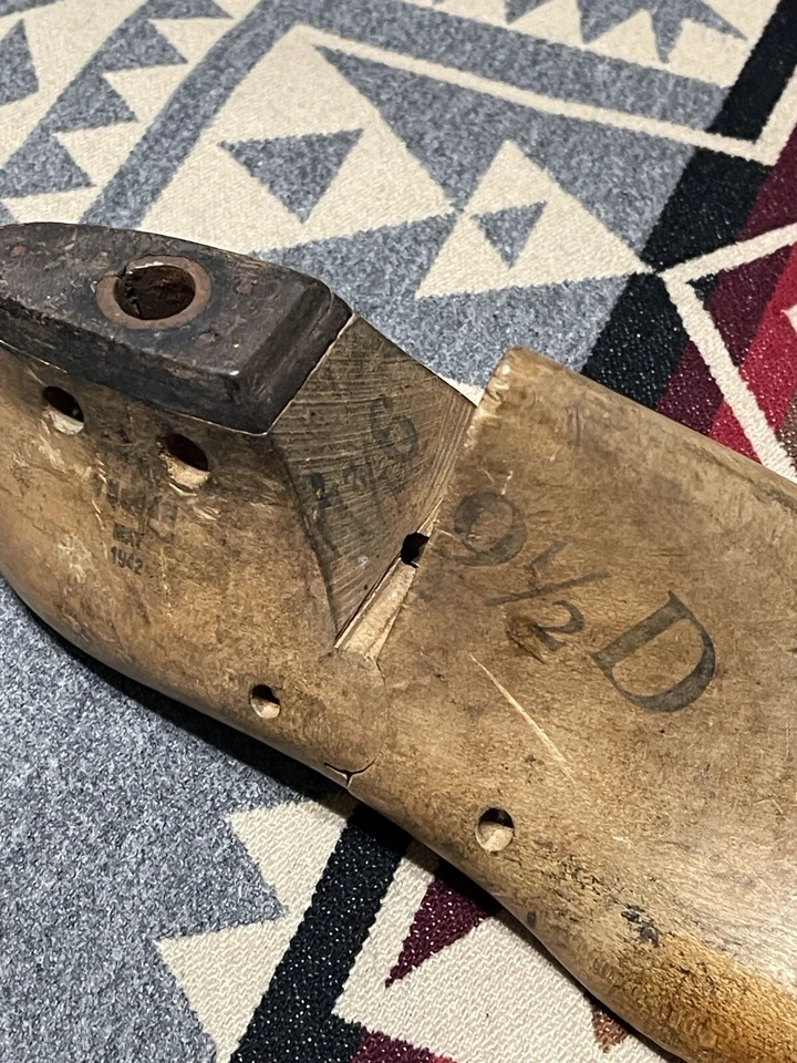 Molde de zapatos de madera de la Segunda Guerra Mundial par Vulcan con fecha de mayo de 1942 Marina de los Estados Unidos Foto 2 de 4