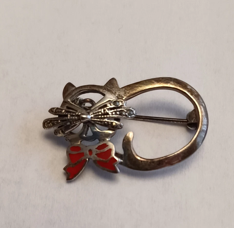 Broche prendedor Coldwater Creek gato plata esterlina marcasita y lazo esmalte rojo Foto 2 de 3