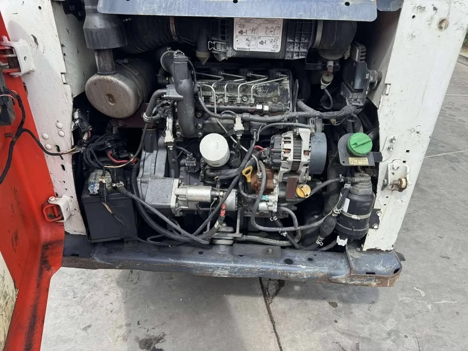 Minicargadora Bobcat T630 2015 3000 horas/74 HP diésel/2 velocidades/control manual Foto 4 de 4