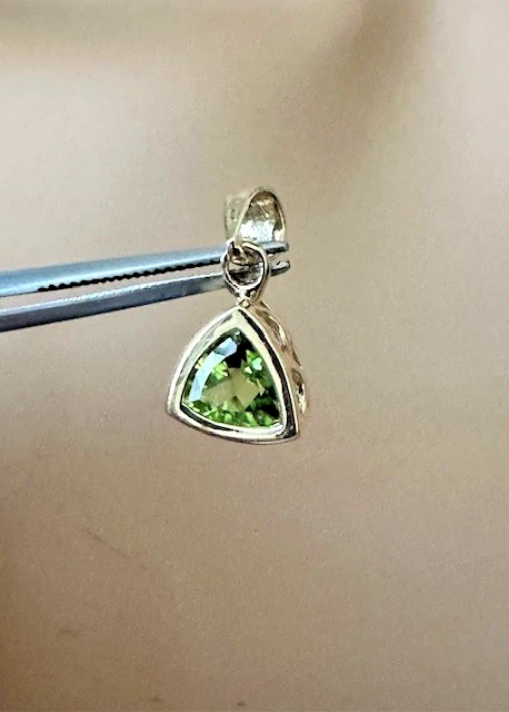 Colgante Estate de peridoto de oro amarillo de 14K Foto 2 de 4