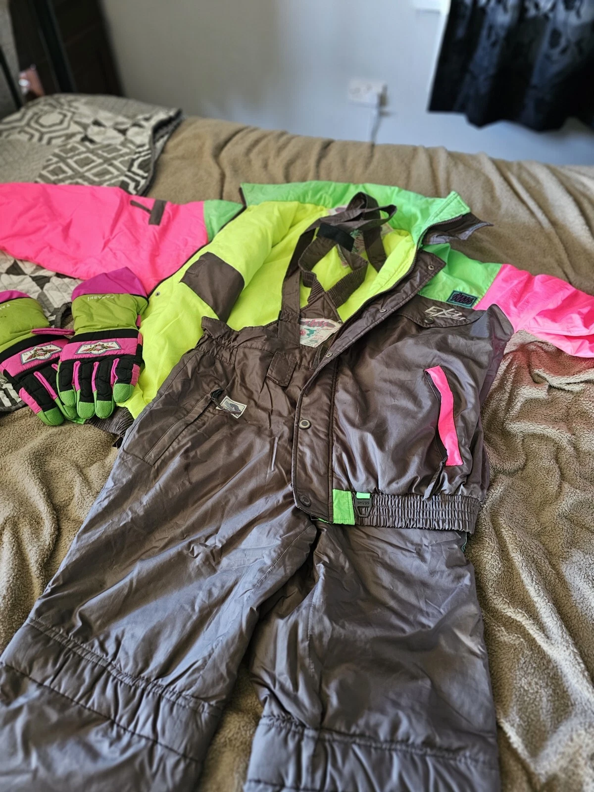 SKISS Snowboarding Trousers, Jacket with Matching Gloves. Unisex, Size Large