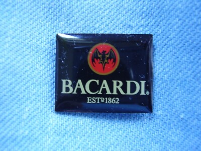 Pin Bacardi weißer Rum Hamilton Bermuda schwarzes Logo