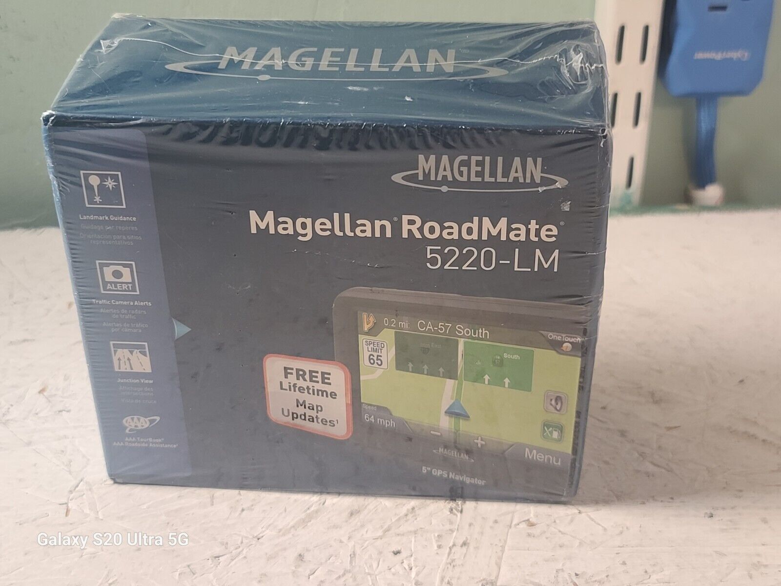 Magellan RoadMate 5220LM 5 GPS Device with Free Lifetime Map