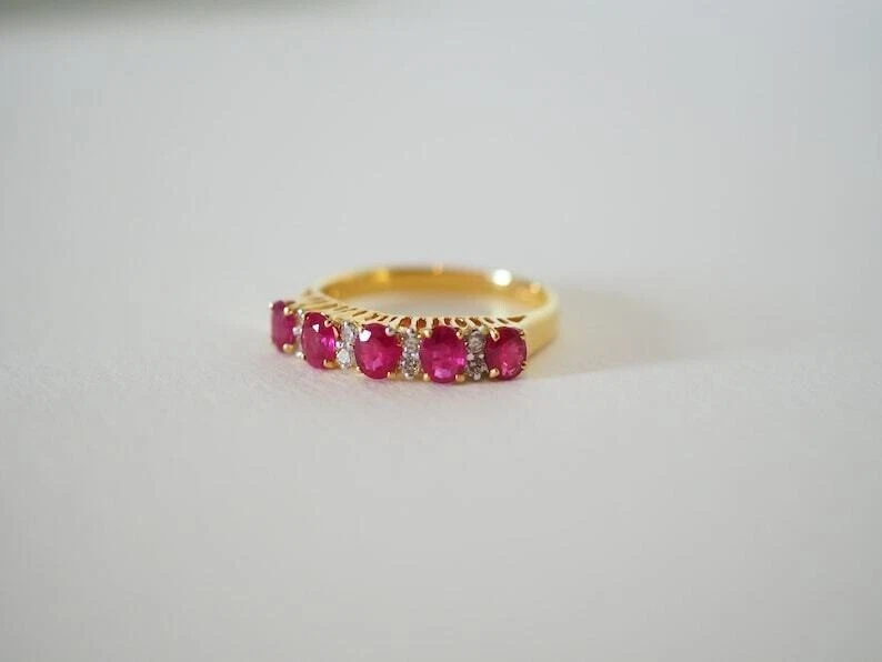 Precioso anillo de alianza de boda enchapado en oro amarillo de 14 k con rubí rosa simulado de corte ovalado Foto 2 de 4