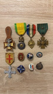 Lot de médailles et insigne militaires et civils anciens