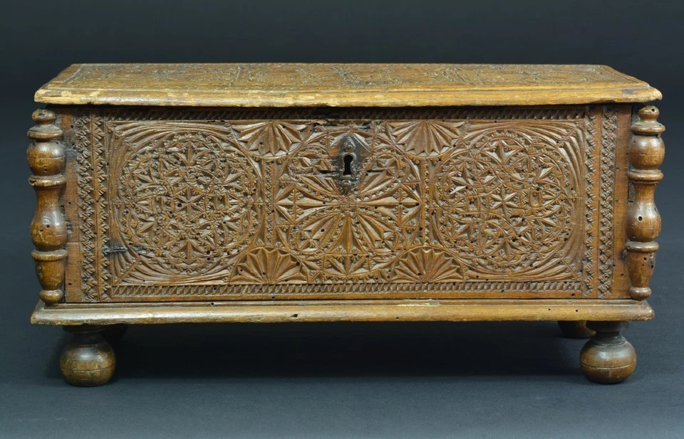 Ancien coffre de valeur Mariage Art Populaire 17 ème Queyras bois sculpté boite - Photo 2/4